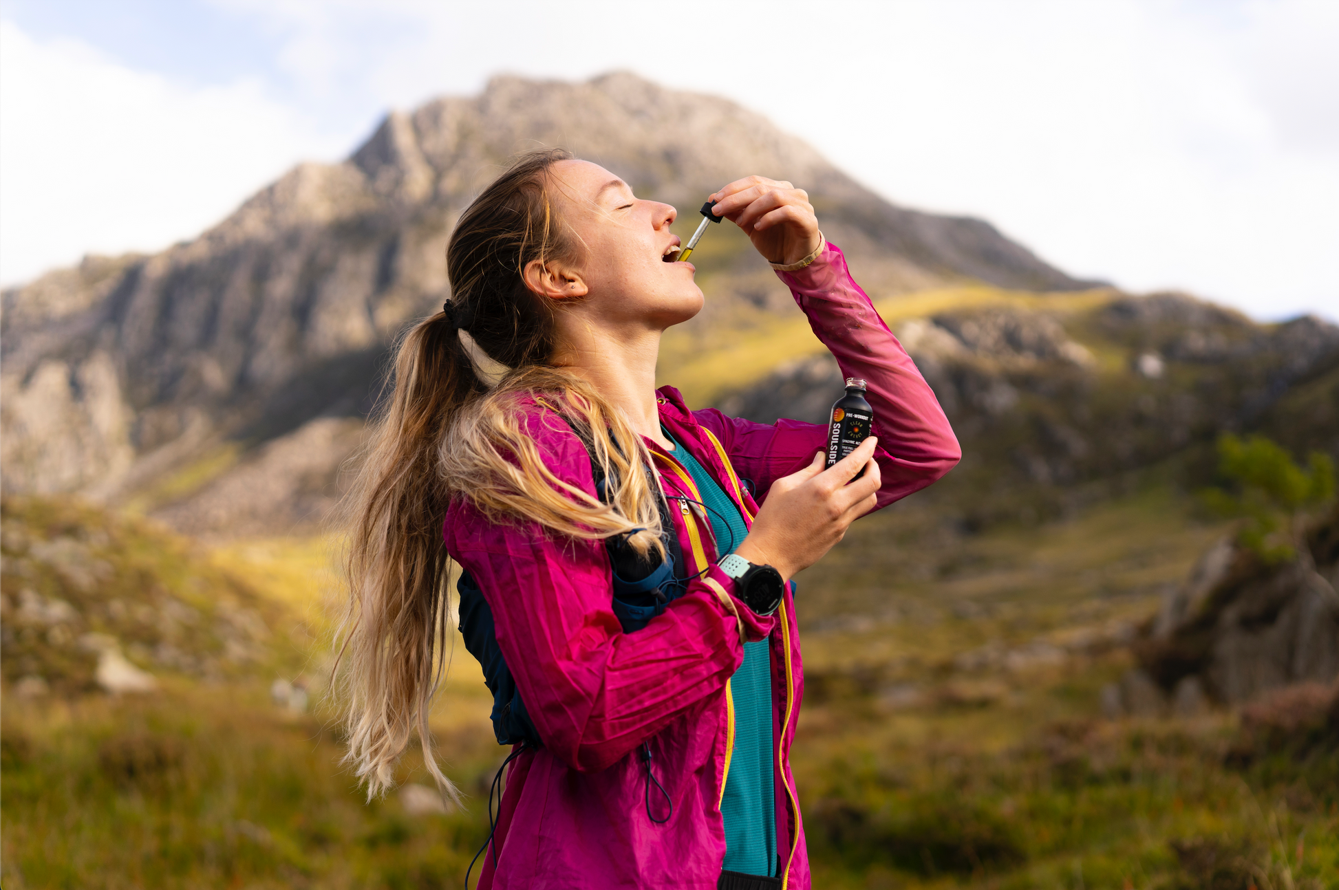 Image of trail runner using Soulside Clean Energy tincture, a natural herbal supplement to boost natural energy, focus, athletic performance, endurance and stamina.